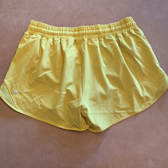 NWOT:Lululemon/Peloton Hotty Hot Short 2.5” inseam - Picture 3 of 3